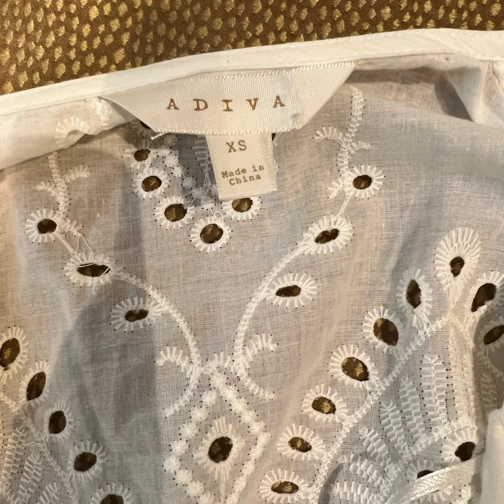 Adiva eyelet top size x-small